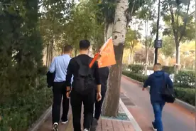 等到红叶满山时，她在丛中笑图片
