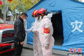 甘肃战疫“夫妻档”：爱是相互凝望，更是一起眺望同一个方向图片