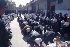 两位老人去世，孝子都是跪请乡邻帮忙抬埋，原因各有不同图片