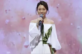 曾志伟儿媳妇真有一线潜质，穿白色褶皱裙清纯大方，不显不露更美图片