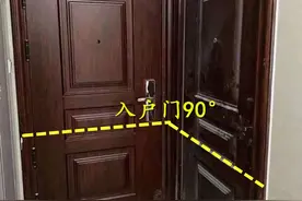 两梯四户，住得实在是憋屈，入户门“打架”，两家不能同时开门图片