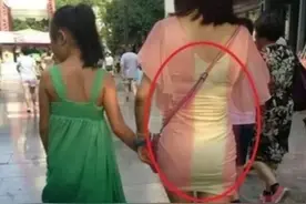 姑娘出门太匆忙了吧，衣服前后都穿反了这要让路人看到看到多尴尬图片
