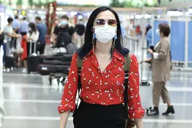 真佩服姚晨，大红花衬衫也能被她穿出高级感，配开叉裤显高又时髦图片