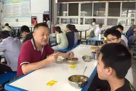 高坪：学校食堂全部落实“陪餐”制图片