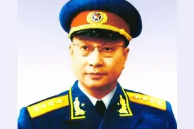 陈赓：被人称作传奇将军，创建了哈工大，给蒋介石做过警卫连连长图片