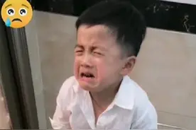 萌娃拿钢丝球帮爸爸搓澡，被婉拒后大哭，萌翻了众多网友图片