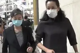 郭晶晶妈妈PK婆婆，两人气质差距颇大，一个头发花白一个满身贵气图片