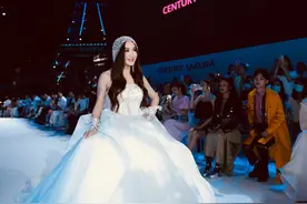 55岁温碧霞参加时装走秀，穿一袭白色婚纱惊艳全场，少女感十足图片