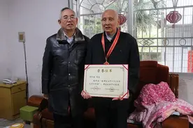 重庆8旬退休教师关心下一代 组织汇编10万余字红色读本图片