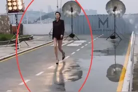 张馨予露天拍广告，路人拍下，这大长腿谁能扛得住？图片