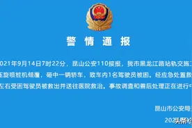 飞来横祸！江苏昆山一轨交工地高压旋喷桩倒塌砸中过路车，被砸司机正在急救图片