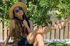 被71岁婚纱女王折服！纸片身材打扮前卫潮流，爱踩恨天高秀美腿图片