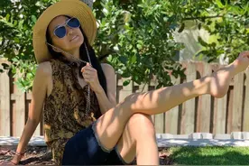 被71岁婚纱女王折服！纸片身材打扮前卫潮流，爱踩恨天高秀美腿图片