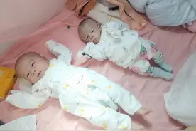 女子早产俩月生下双胞胎，体重同为2.9斤，今姐姐长到妹妹两个大图片