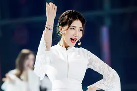 《乘风破浪的姐姐》阿朵：“越天后，腿越粗”，玩笑中有她的率真图片