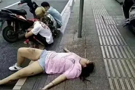 酒吧门口一女假装喝醉想让别人捡死鱼，结果救护车来了被发现.图片