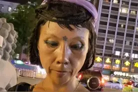 “东北妖精”是大妈给她取的绰号 看装束就知道这是个有故事的女人图片