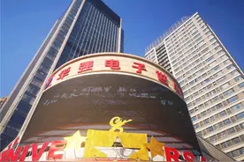 华强北“山寨手机王子”：曾拥亿万财富，如今痴傻沦落街头图片