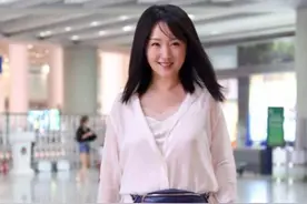 杨钰莹“胆真肥”，穿透视衬衫外露打底裤，49岁身材走形真有肉感图片