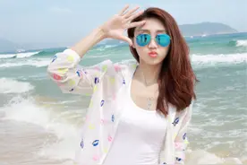 国外大海边的美女身材显得格外好看图片