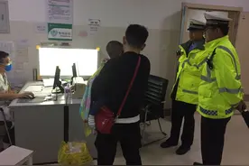 一岁幼童高速路上夹伤手血流不止 交警快速处置15分钟顺利就医图片