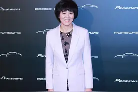 郎平的私服挺罕见，1米84还穿同色系显高，论气场还是高个有优势图片
