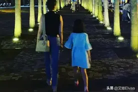 梁咏琪夜生活真丰富，穿无袖拎4万包带娃散步，6岁女儿个头超1米4图片