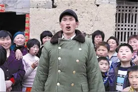一朝成名却被"吸血"九年？被欺负的大衣哥，终于开始实施"报复"了图片