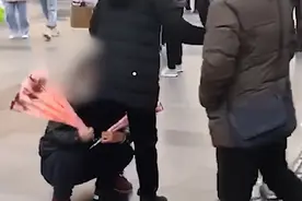 女子抱路人大腿强行卖花，目击者：经常看到她，也没人管图片