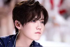 鹿晗蓝色铃铛衬衫搭黑色长裤，温柔又帅气，尽显沉稳少年感图片