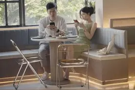 Baby闺蜜文咏珊被偶遇，与富三代老公外出就餐，淡妆出镜被赞美貌图片