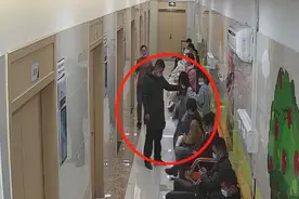 民警带嫌疑人医院体检，偶遇怀孕六个月的妻子......网友评论亮了！图片