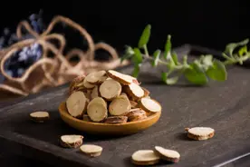 小孩子特爱含着的至宝，大人们止咳化痰的药草——甘草图片