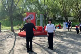 黄梅戏“啼笑因缘” 在梨园大道上演图片