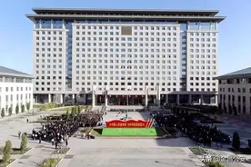五星红旗迎风飘扬 伟大祖国歌甜花香 —— 金昌公安参加全市国庆升旗仪式图片