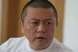 王朔：侯家搁以前就是要饭的，侯耀华在这装什么豪门？图片