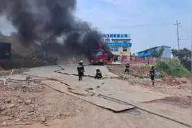 九江一货车司机操作不当，起重臂触碰高压电线起火图片