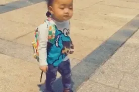 搞笑GIF：让春风吹动了你的长发图片