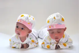 明明妻子生下双胞胎，却被告知一个妈俩爹，网友：老公得多上火？图片