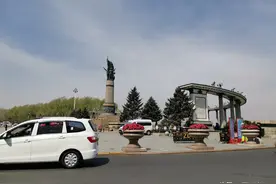 五一小长假，来哈尔滨防洪纪念塔游玩儿的人不算多图片