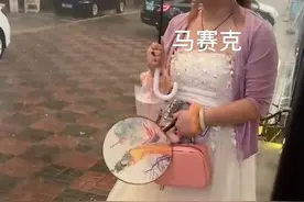 天津：女子冒雨打着花折伞，守候在街头三年，路人经过只敢偷瞟图片