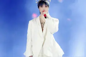 36岁李宇春美得惊艳，穿白纱裙戴王冠像公主，巫婆妆拉回现实图片