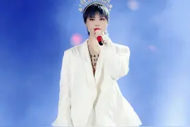 36岁李宇春美得惊艳，穿白纱裙戴王冠像公主，巫婆妆拉回现实图片
