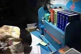 “我们累了可以睡一觉，他们呢？”妈妈晒出一张照片，引网友热议图片
