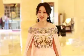 杨钰莹越老越自信，一袭粉色披肩礼服长裙，不土反而洋气提气色图片