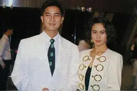 91年陈百强强忍泪水参加何超琼婚礼，2年后何超琼为其扶灵，痛哭图片