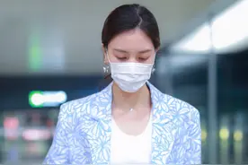 周雨彤真是“不羁”，穿夹板拖鞋走机场，配蓝色印花西装清新抢镜图片