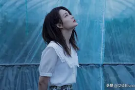 李沁“脑洞大开”蔬菜棚拍写真，穿碎花裙双手翻背，霸气的女干部图片