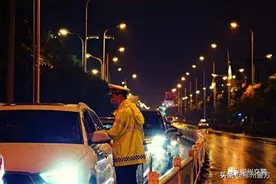 蒙圈了？男子酒驾直奔警车撞去~图片