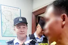 柳州：鱼峰巡警交警联合设卡查获三名违法嫌疑人图片